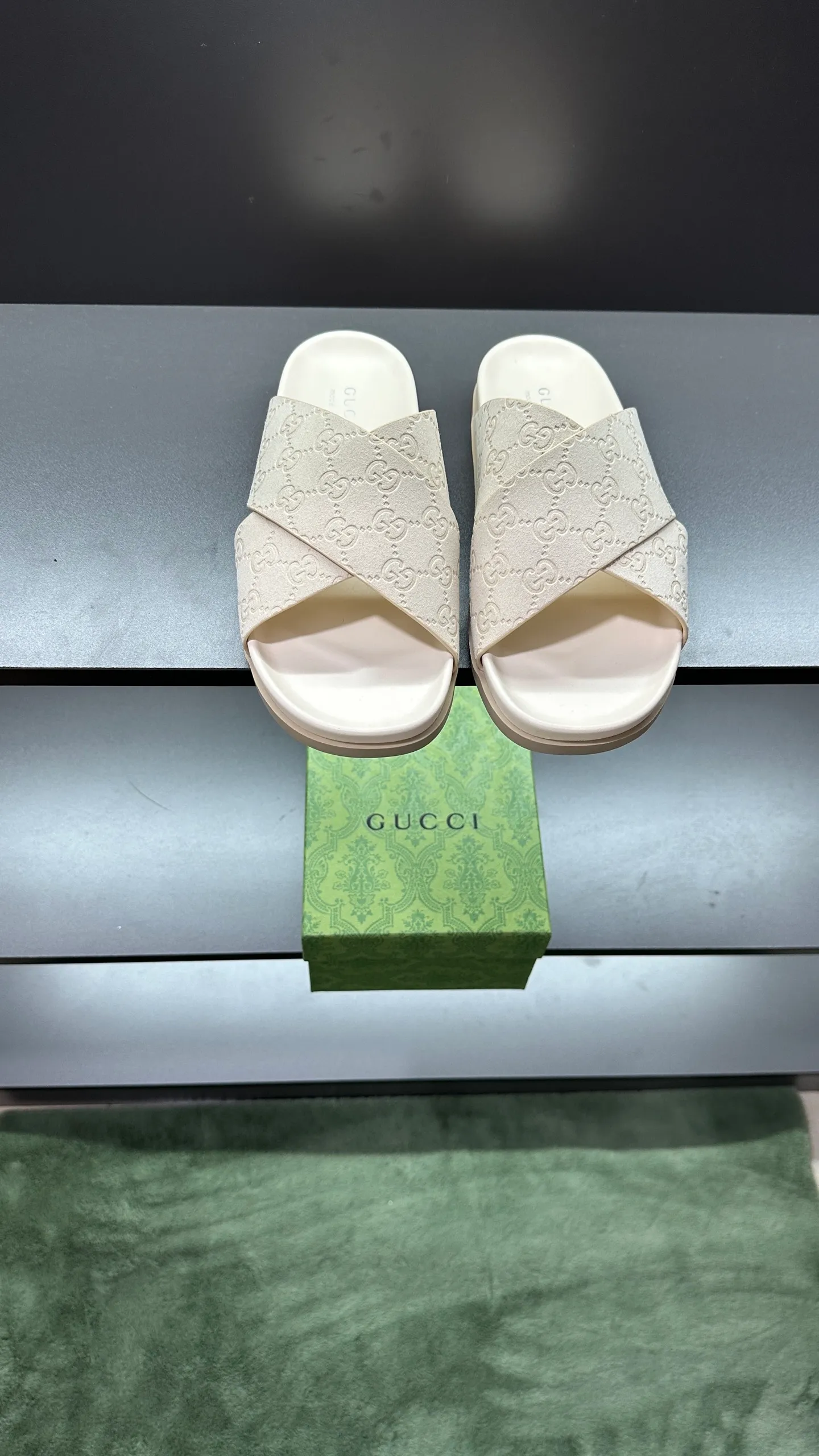 [G Home New Style] P: 300💰Men's size 39~45, (46. Customized) This slipper is made of GG polyester fiber and is decorated with a Gucci label on the front, which adds a striking logo feel to the style. "Gucci Made in Italy" stamped label Rubber sole Flat Made in Italy